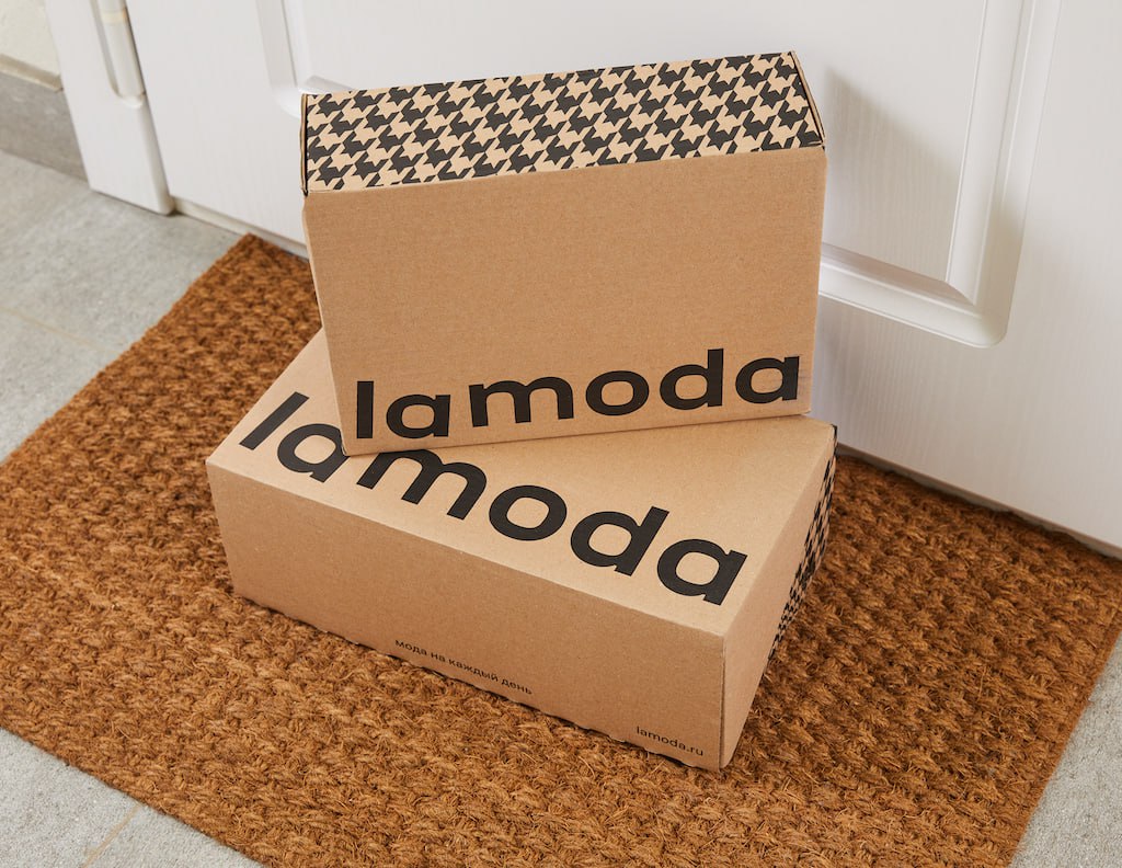 Lamoda запустила спортивный бренд Loom бренд представлен на платформе компании также он появится в магазинах Lamoda Sport Под брендом Loom ритейлер продаёт леггинсы топы спортивные бра футболки и другие товары Lamoda намерена выпускать две основные коллекции в год По словам экспертов развитие собственных марок выступает одним из ключевых направлений обновлённой в прошлом году стратегии Lamoda В ноябре 2024 года гендиректор маркетплейса Максим Гришаков отмечал что новая стратегия предполагает рост оборота втрое к 2028 году клиентской базы в полтора раза до шести миллионов человек Lamoda запускает собственные марки с весны прошлого года В частности ритейлер развивает бренды одежды Nume и Mademan обуви Founds повседневной одежды Uset а также товары для дома Lamoda Home Ранее стало известно что Lamoda впервые с 2019 года представила новый логотип Компания отказалась в нём от наклона букв L и A