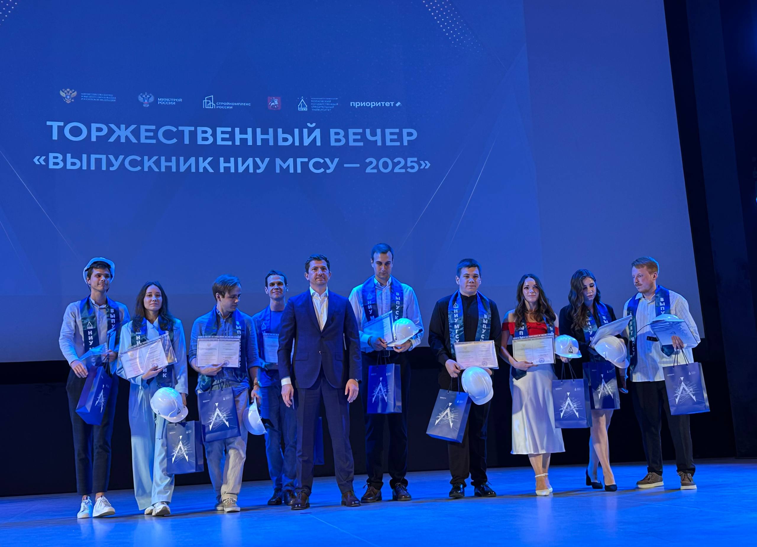 В НИУ МГСУ состоялось торжественное вручение дипломов с отличием выпускникам 2025 года В мероприятии принял участие председатель Мосгосстройнадзора Антон Слободчиков. В своём обращении он подчеркнул значимость подготовки новых кадров для российской строительной отрасли. «Ваш диплом – серьезный стартовый капитал в профессии, где именно вы будете формировать облик городов будущего. Облачные решения, BIM-моделирование и искусственный интеллект – это ваш рабочий инструментарий, а современный строитель – квалифицированный инженер, который может использовать самые современные технологии в своей работе», – сказал Антон Слободчиков. Поздравляем выпускников с заслуженными дипломами и желаем интересных проектов и профессиональных побед!