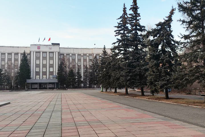 ВСЕ КОРПОРАТИВЫ ДЛЯ ЧИНОВНИКОВ В ХАКАСИИ ОТМЕНЕНЫ По распоряжению главы субъекта Валентина Коновалова можно проводить только детские утренники Российские регионы в преддверии Нового года снова один за другим стали отменять или ограничивать праздничные мероприятия корпоративы новогодние елки или уличные празднования в связи с проведением спецоперации и из соображений безопасности Ограничения начали ежегодно вводить с 2020 го в связи с пандемией а позже из за боевых действий Провести праздник рекомендуют в кругу близких а сэкономленные деньги направить на гуманитарную помощь военнослужащим Но дети праздника не лишаются в Хакасии им обеспечено проведение елок утренников работают ледовые городки и проч