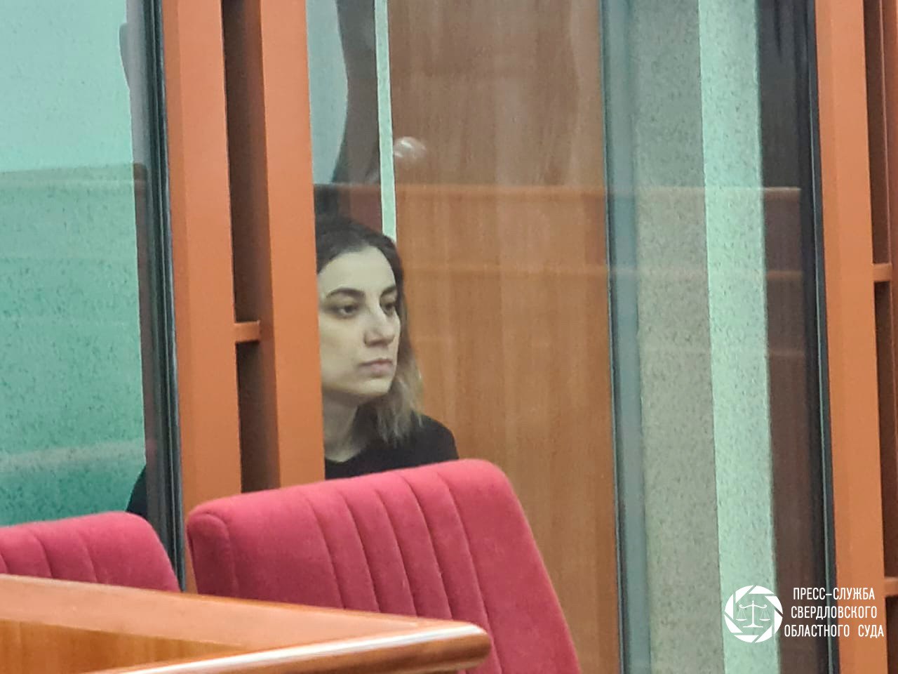 В Екатеринбурге приговор по делу об убийстве 5 летнего Далера Бобиева вступил в силу Апелляционный суд двух инстанций отклонил жалобы осужденных бывшей опекунше Вероники Наумовой и ее племянника Даниила Егольникова Наумова получила 24 года колонии за 61 преступление включая истязания и убийство Ее племянник Даниил Егольников 5 лет колонии Трагедия разыгралась летом 2023 года Тогда мальчика после заявления Наумовой о пропаже искал весь город Наумова также имитировала бурную деятельность и активно помогала Но в итоге вскрылась страшная правда тело мальчика уже полгода лежало в гараже семейки Аддамс Расследование было очень долгим и запутанным однако следователям и судьям удалось в конечном итоге установить полную картину происшедшего Фото суды Свердловской области Присылайте фото видео и новости OSTagilCity bot