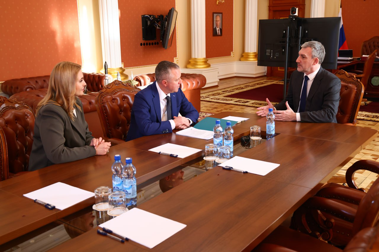 Василию Орлову представили нового руководителя регионального УФАС Марина Парнищева работает в Управлении Федеральной антимонопольной службы Приамурья с 2010 года трудовой путь начала с должности главного специалиста эксперта отдела государственных и муниципальных заказов У нас очень хорошее конструктивное взаимодействие с амурским управлением федеральной антимонопольной службы отметил Губернатор Василий Орлов Есть ряд предложений рабочего характера которые хотелось бы обсудить Они касаются более жёсткой позиции в отношении недобросовестных подрядных организаций В настоящее время на развитие экономики строительство важных для области объектов направляем значительные федеральные и региональные деньги но зачастую сталкиваемся с проблемой недобросовестных подрядчиков которые затягивают сроки выполнения работ проводят их некачественно Считаю федеральная антимонопольная служба может жёстче этому противодействовать за невыполнением условий контракта включать такие организации в реестр недобросовестных Такой опыт есть хотелось бы эту работу усилить и дополнить В ходе встречи заместитель руководителя ФАС России Григорий Радионов отметил что профессиональный опыт нового руководителя поможет в реализации положений национального плана развития конкуренции а также в защите прав добросовестных предпринимателей региона Подписывайтесь на новости Амурской области в МАХ