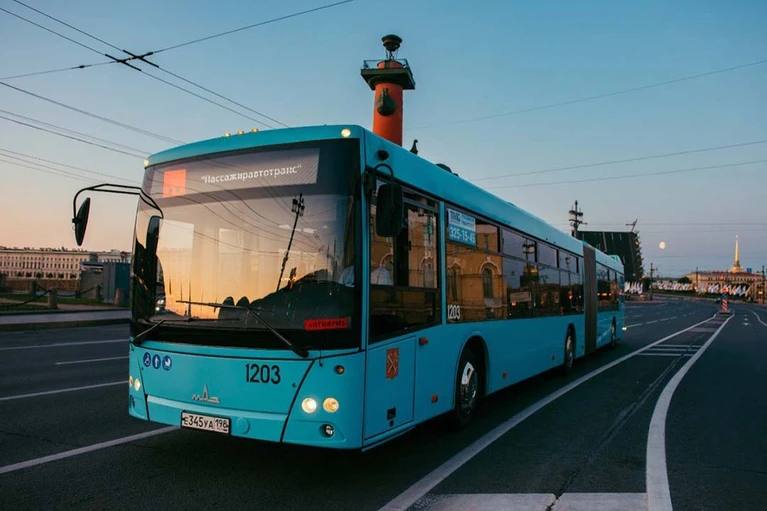 Два новых автобусных маршрута запустят для жителей новостроек в Василеостровском и Невском районах  С 6 июля начнут курсировать пассажирские автобусы по новым маршрутам. № 168 будет довозить горожан от Наличной улицы до улицы Чирикова, а № 209 — от Подвойского до Союзного проспекта.  Так что жители намывной территории Васильевского острова смогут добираться до станции метро «Приморская», а жители новых жилых кварталов Весёлого поселка — до метро «Проспект Большевиков».  Автобусы вмещают в себя не менее 100 человек и оборудованы для маломобильных пассажиров.   : «Транспортный цех»   : СПб — отдай свой буст нам