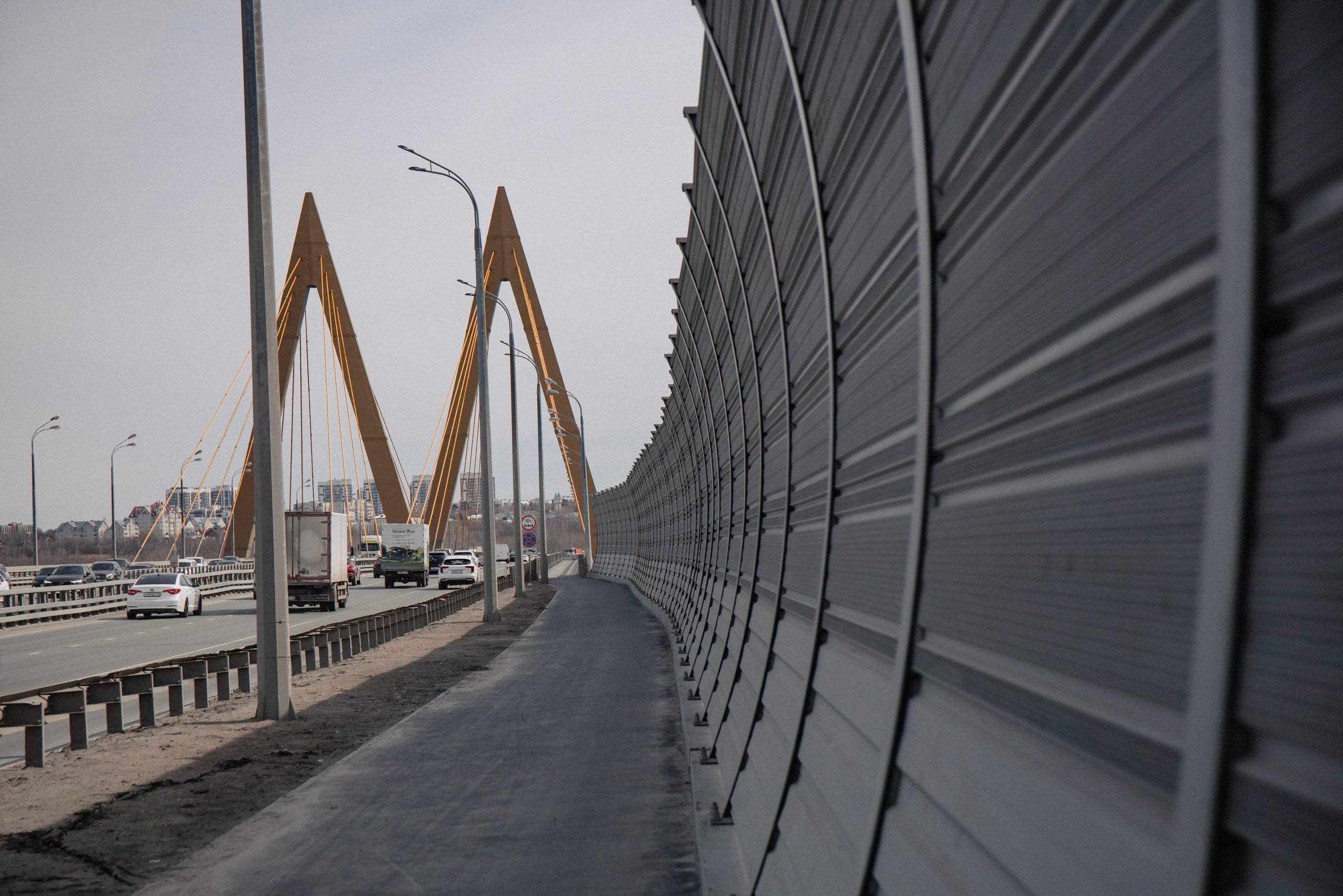 В Казани еще есть шанс заменить шумозащитные экраны на Миллениуме на прозрачные Я думаю сейчас есть большая надежда поменять ситуацию и так же как на Кировской попросить сделать прозрачную верхнюю часть Я думаю что это возможно поделилась главный архитектор Казани Ильсияр Тухватуллина Казань на Максималках