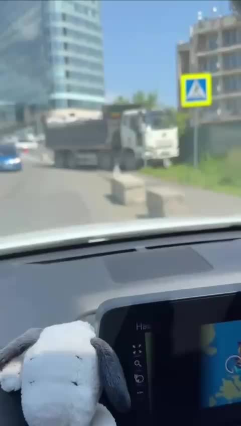 Грузовик провалился в яму во время ремонта на Волгоградском проспекте в Москве