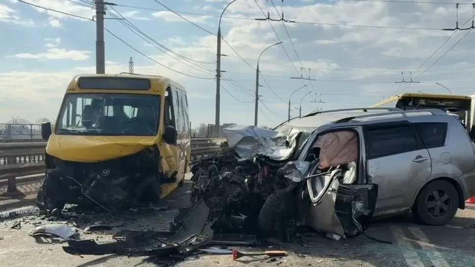 Назван возможный виновник аварии с 11 пострадавшими в Ярославле В региональной Госавтоиспекции озвучили предварительную версию произошедшего 21 летний водитель иномарки выехал на встречную полосу где его авто врезалось в Газель с пассажирами Ранее сообщалось о том что в больницу доставлены оба водителя и 7 пассажиров теперь говорится о девятерых людях находившихся в автобусе которым потребовалась помощь медиков На месте ДТП работают сотрудники Госавтоинспекции устанавливаются все обстоятельства происшествия