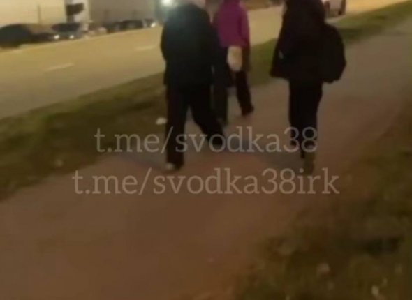 Две школьницы жестко ударили 13 летнюю девочку в Иркутске возбуждено дело На видео одна из юных девушек идет позади пострадавшей и со всей силы пинает ее в спину а после наносит удар в лицо Читать подробнее на сайте