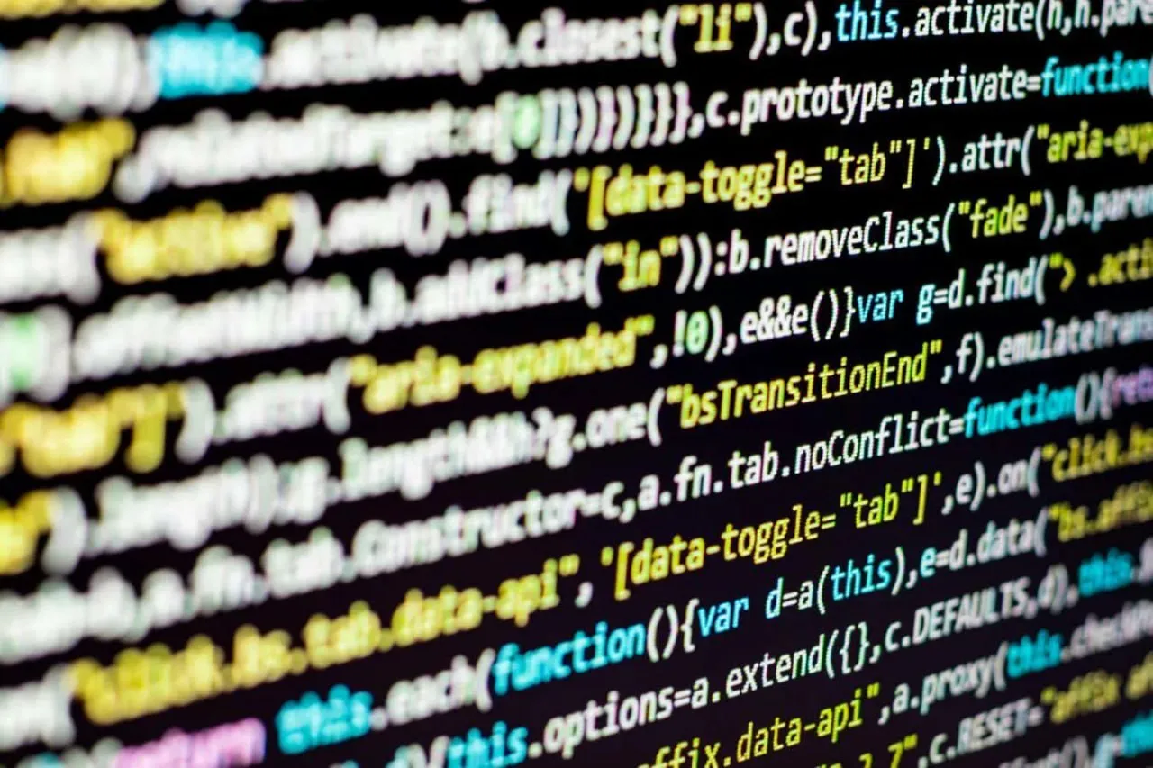 Три четверти нового кода в Google теперь пишет искусственный интеллект Компания сообщила что 75 всего нового программного кода внутри Google теперь создается нейросетями и лишь затем проверяется инженерами людьми Еще в конце 2024 года доля ИИ кода составляла всего 25 По словам гендиректора Сундара Пичаи Google переходит к агентским рабочим процессам где нейросети берут на себя сложные автономные задачи Например миграция кода теперь проходит в шесть раз быстрее чем год назад Инженеры в основном используют собственные модели Gemini хотя в подразделении DeepMind сотрудникам разрешили применять Claude Code от Anthropic  Использование ИИ в работе стало для сотрудников обязательным в 2026 году этот навык напрямую влияет на оценку эффективности settersmedia news