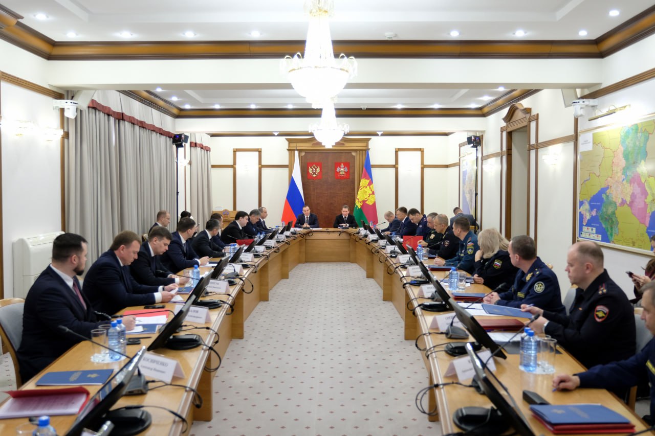 Вениамин Кондратьев В новогодние праздники за правопорядком будут следить около двух тысяч сотрудников полиции Губернатор Кубани и начальник регионального Управления ФСБ РФ Леонид Михайлюк провели совместное заседание координационного совещания по обеспечению правопорядка Антитеррористической комиссии и Оперативного штаба по обеспечению правопорядка в период подготовки и проведения новогодних рождественских праздников и зимнего курортного сезона В январские праздники мы ожидаем принять более 500 тысяч туристов Важно обеспечить антитеррористическую защищенность аэропортов автобусных и железнодорожных вокзалов объектов топливно энергетического комплекса В этот период за правопорядком будут следить около двух тысяч полицейских Но это наша общая задача К ее решению необходимо подключиться главам каждого муниципалитета Вместе с сотрудниками МВД на улицах должны быть и казаки патрулировать места массового пребывания людей в том числе центральные площади и набережные курортных городов территории торговых центров ярмарок учреждений культуры подготовивших новогодние представления для детей Все должно находиться в зоне нашего контроля От того насколько активно и слаженно мы сработаем на предупреждение зависит штатное прохождение всех праздников сказал Вениамин Кондратьев Читайте нас в MAX