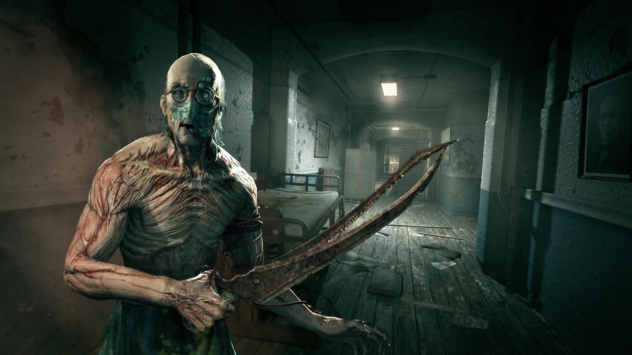 Хоррор Outlast собираются экранизировать — проектом занимается студия Lionsgate вместе с продюсером «Оно», «Варвара» и «Полуночи с дьяволом» Роем Ли.  Над сюжетом будет работать Джей Ти Петти, постоянный сценарист хоррор-серии и автор всех трех игр от студии Red Barrels. В фильме планируют расширить уже существующую вселенную и ее лор, так что вряд ли кино будет прямой адаптацией какой-то из частей.  Оригинальная Outlast рассказывала о журналисте, который проникает в психиатрическую лечебницу в горах штата Колорадо. На месте герой обнаруживает горы трупов и пытается выбраться из учреждения, попутно выясняя, что над пациентами там проводили бесчеловечные эксперименты.  Игре, меж тем, в этом сентябре исполнилось уже 11 лет. Последний на данный момент релиз в серии, кооперативная The Outlast Trials, вышла из раннего доступа минувшей весной, а разработчики из Red Barrels занимаются и третьей номерной частью.    «Кинопоиск   Игры»