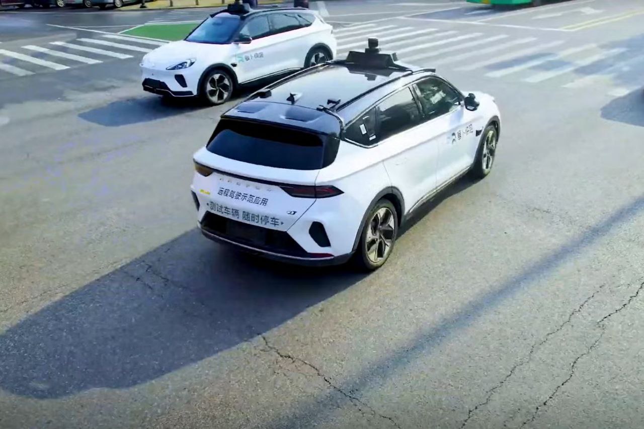 Агрегаторы такси Uber и Lyft объединились с китайским технологическим гигантом Baidu для проведения испытаний беспилотных такси в Великобритании Как сообщает Bloomberg Uber начнет пилотную программу по использованию роботакси Baidu Apollo Go RT6 в Лондоне в первой половине 2026 года Коммерческие рейсы в городе планируется запустить до конца следующего года Подписаться на PRO transport