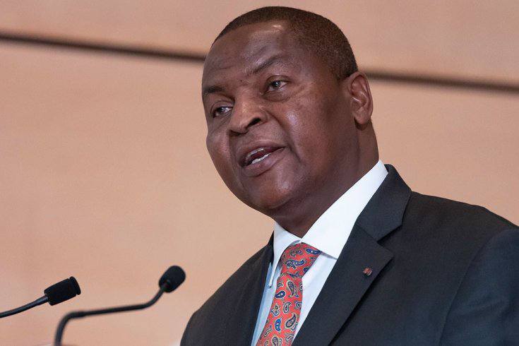 Избирком ЦАР объявил победителя президентских выборов Им стал Фостен Арканж Туадера Он набрал 76 15 голосов избирателей при явке 52 42 Туадера президент ЦАР с 2016 года баллотировался на третий срок подряд Его главными конкурентами на выборах стали бывшие премьер министры Анисе Жорж Дологеле и Анри Мари Дондра   Напомним в Центральноафриканской Республике 28 декабря прошли выборы сразу на четырёх уровнях президентские парламентские региональные и муниципальные Согласно сообщениям голосование прошло в спокойной обстановке без серьёзных инцидентов Наблюдатели отметили высокую активность избирателей на участках Мониторинг избирательного процесса осуществляли порядка 1 7 тысячи международных наблюдателей Подписывайтесь на Выборный в МАХ