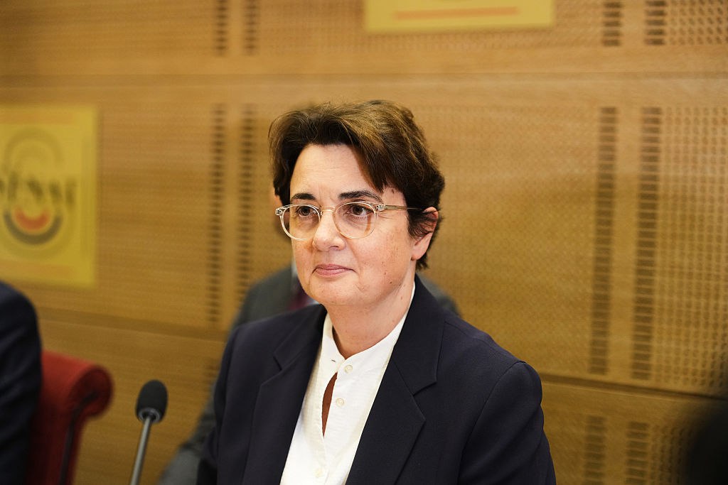 Директор Лувра Лоранс Де Кар решила уйти в отставку Президент Франции Эммануэль Макрон одобрил ее решение и назвал его актом ответственности Кто сменит Де Кар на посту пока неясно Де Кар возглавляла музей с сентября 2021 года Она уходит из него после масштабного ограбления а также на фоне скандала с поддельными билетами и забастовок сотрудников Я могла совершать ошибки но я считаю что вернула Лувр в движение прокомментировала свою работу Де Кар Больше новостей в Daily News