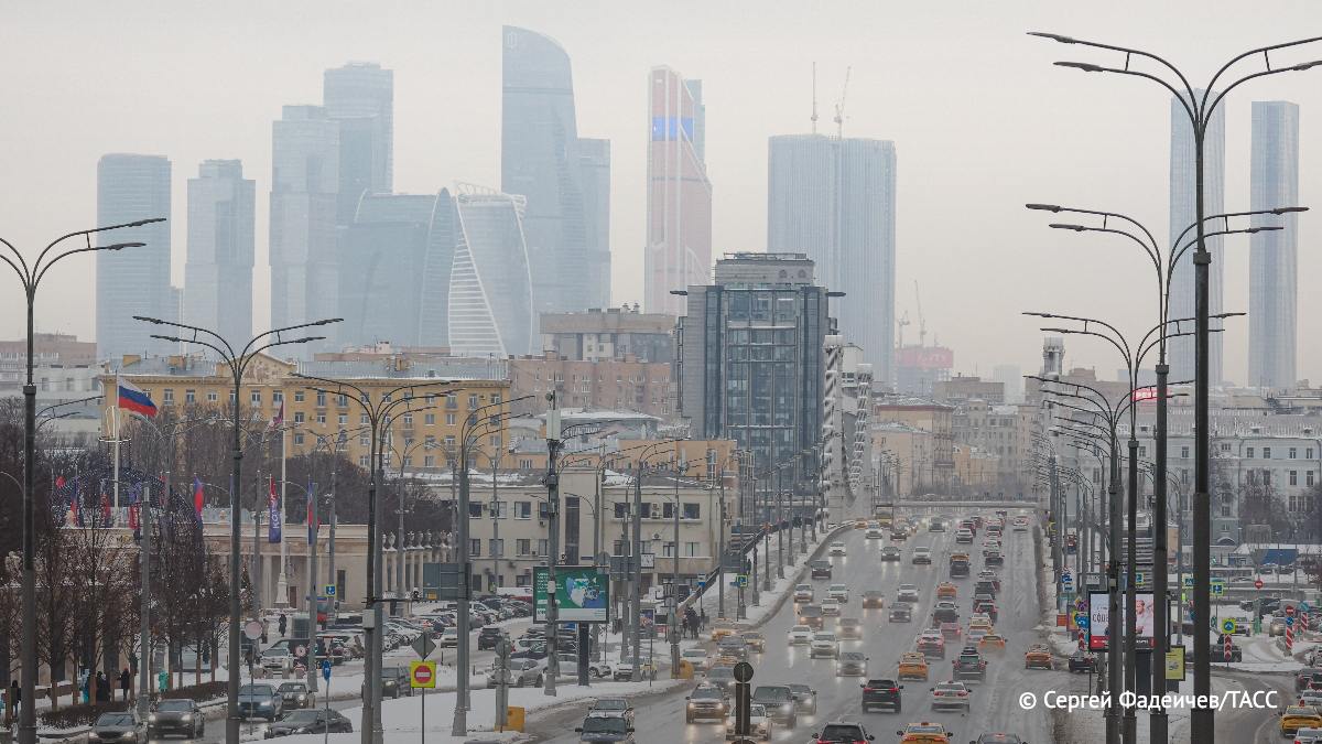 Небольшой снег, местами мокрый, и гололедица на дорогах прогнозируются в Москве 15 ноября. Об этом сообщил ТАСС ведущий специалист центра погоды "Фобос" Михаил Леус.  По его словам, максимальная температура воздуха в столице составит 0 — плюс 2 градуса, в Подмосковье — от минуса 2 до плюс 3 градусов.     / Москва