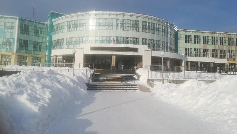 Туберкулез выявили в школе Южно Сахалинска но карантин в учреждении вводить не стали Заболевший один из работников гимназии 3 к педагогическому составу он не относится Администрация школы оперативно уведомила родителей и организовала массовое обследование учеников и сотрудников Родителям уже направили СМС с просьбой привести детей в тубдиспансер Роспотребнадзор признал учеников и сотрудников контактными лицами к ситуации также подключился следком Подпишись на kpdvru Мы в MAX