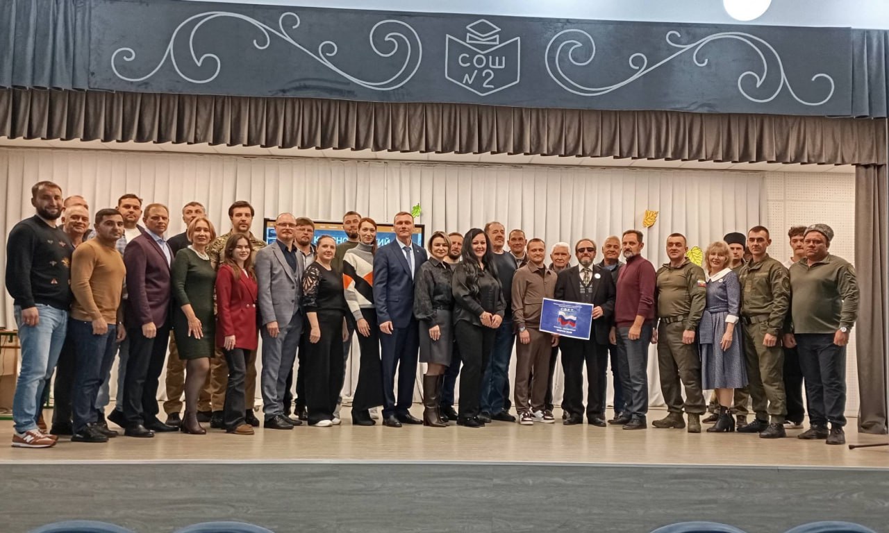 Делегация из Кубани посетила Энергодар с гуманитарной миссией Представители Крымского района и Краснодара совершили рабочую поездку в город Энергодар Запорожской области Делегация из 12 человек в состав которой вошли атаман Крымского городского казачьего общества Иван Школяр председатель контрольно ревизионной комиссии Таманского казачьего отдела Павел Могачев судья Крымского ГКО Василий Сиротенко депутат Законодательного собрания Краснодарского края Антон Аверьянов руководитель департамента территориального развития КРО РСПП Ольга Полунина а также молодые депутаты и руководители некоммерческих организаций приняла участие в гуманитарной миссии Программа визита началась с посещения мемориала где участники почтили память воинов павших в годы Великой Отечественной войны Затем состоялась рабочая встреча в формате круглого стола с участием главы Энергодара Максима Пухова генерального директора Запорожской АЭС Юрия Черничука казаков представителей общественности и депутатов В ходе переговоров особое внимание было уделено вопросам экономического и социального сотрудничества Председатель контрольно ревизионной комиссии Таманского казачьего отдела Павел Могачев рассказал о перспективах создания казачьих обществ для обеспечения безопасности в Запорожской области и участии кубанских казаков в этом процессе По итогам встречи было принято решение о создании Экспертно юридического центра под эгидой совета депутатов Энергодара который займется реализацией совместных проектов и консультированием населения Для координации работы по казачьему направлению будет сформирован Общественный совет с участием представителей Таманского казачьего отдела Кубанского казачьего войска Завершился визит разгрузкой гуманитарного груза в состав которого вошли фрукты канцелярские товары игрушки и средства гигиены для воспитанников детского сада и развивающего центра Энергодара Часть помощи была направлена военнослужащим на передовую