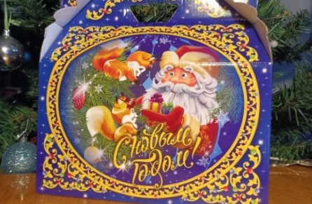 В Челябинске отец одного из воспитанников детсада на улице Александра Шмакова устроил скандал из за сладкого подарка Об этом сообщает ura ru По информации журналистов его сыну подарок на утреннике не достался его выдали позже в группе Мужчина воспринял это как личную обиду и разрушение новогодней магии Он впал в неистовство и начал кричать что верил в Деда Мороза и его ребёнок тоже верил всё это с руганью при детях Воспитателям пришлось просить других родителей отвести малышей от разбушевавшегося отца Всё это попало на видео Представители детского сада в день инцидента не смогли оперативно прокомментировать ситуацию сославшись на то что заведующая и старший воспитатель были заняты на другом празднике chel aif ru Подписаться Прислать новость novosti chelyab bot