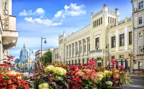 Высокобюджетные проекты вытеснят более доступные сегменты с первого места по количеству заявленных к строительству жилых корпусов среди новостроек Москвы к 2027 году Об этом РБК сообщили в компании Nikoliers которая консультирует различных девелоперов по рынку высокобюджетного жилья в столице Согласно прогнозу к следующему году высокобюджетный сегмент к которому относят новостройки классов премиум элит и делюкс займет первое место по числу запусков в столице На протяжении последних трех лет лидерство удерживал бизнес класс В первом квартале 2026 года бизнес класс остался на первом месте но его преимущество над высокобюджетными новостройками сократилось до 23 корпусов Где появятся премиальные проекты в столице рассказываем в материале РБК Недвижимость