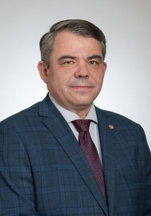 Из замминистра в ректоры глава Минобрнауки Валерий Фальков предложил наблюдательному совету Новосибирского госуниверситета рассмотреть кандидатуру Дмитрия Пышного на должность ректора Действующий ректор Михаил Федорук который более 10 лет занимал эту должность ушел в отставку по достижении предельного возраста Пышный как выходец из НГУ успешный ученый и руководитель института не просто очень хорошо знает научно образовательную повестку но и на глубинном уровне понимает как строить эффективный диалог и работу с академическим сообществом сказал Фальков В настоящее время Дмитрий Владимирович Пышный работает заместителем министра науки и высшего образования РФ