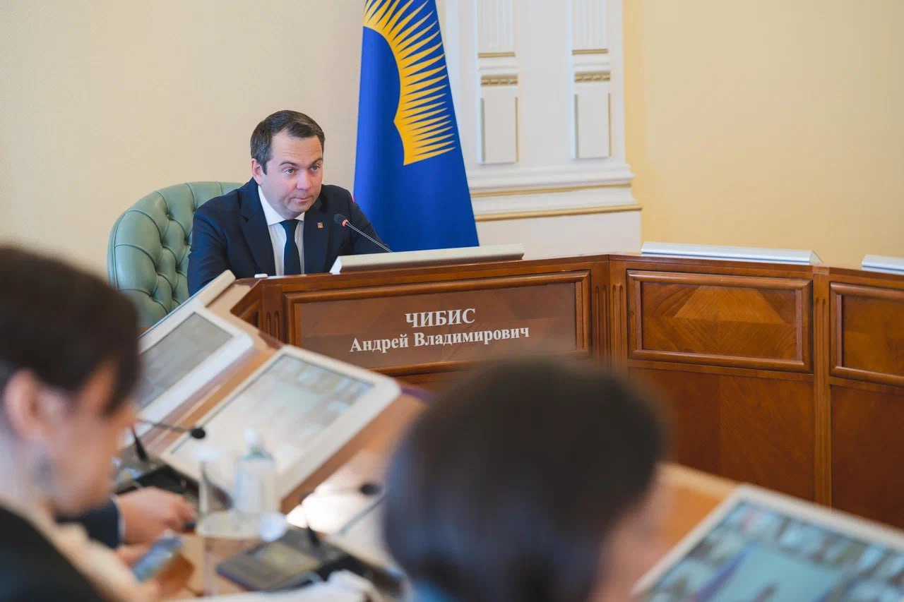 Андрей Чибис: резидентами ТОР «Столица Арктики» и АЗРФ в Мурманскую область вложено 269 млрд рублей, создано свыше 5,8 тыс. рабочих мест Два преференциальных режима действуют в регионе с 2020 года. Первая в АЗРФ территория опережающего развития была создана в рекордно короткий срок по инициативе губернатора Мурманской области. Сегодня благодаря ТОР успешно реализуется ряд проектов, имеющих стратегическое значение не только для Кольского Заполярья, но и для всей страны. «Создание ТОР «Столица Арктики» стало дополнительным стимулом для инвестиций. Первым резидентом стал проект строительства Центра строительства крупнотоннажных морских сооружений, введенный в эксплуатацию в 2022 году. В 2023 году старт отправке первой технологической линии СПГ дал Президент России во время поездки в Мурманскую область. В 2024 году был ввведен автоматизированный холодильник в рамках проекта «Терминал «Ударник», а в текущем – в рамках Международного арктического форума Владимир Путин дал старт первой отгрузке угля с морского порта «Лавна», построенного на нашей территории впервые со времен Советского Союза», - напомнил губернатор Андрей Чибис. Мурманская область на протяжении пяти лет остается лидером по количеству инвестиций в Арктической зоне Российской Федерации. На сегодняшний день на территории региона зарегистрировано 306 резидентов ТОР и АЗРФ. Резидентами уже вложено 269 млрд рублей, создано свыше 5,8 тыс. рабочих мест. Объем заявленных инвестиций составляет свыше 547 млрд рублей, планируется создание более 13 тыс. рабочих мест. Для резидентов в Мурманской области предусмотрены налоговые льготы, возможность аренды земельных участков по льготной ставке и другие преференции. С условиями их предоставления можно ознакомиться здесь.