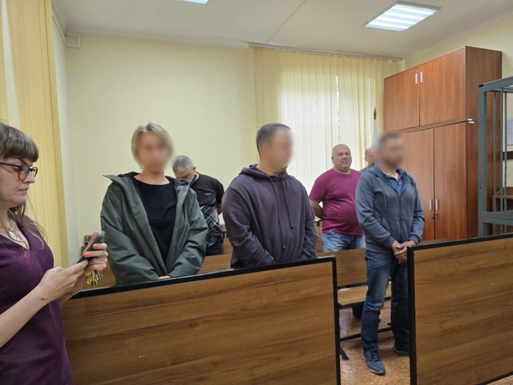 Обвиняемые в ущербе в 5 3 2 млн руб. для «Россети Янтарь» получили реальные сроки Также с владельцев «Энергосети», «Энергостроя» и «Электросети» солидарно взыскали причиненный ущерб. Гурьевский районный суд вынес обвинительный приговор в отношении руководителей трех коммерческих организаций, которым было предъявлено обвинение по "причинению особо крупного имущественного ущерба путем обмана". Учредитель компании «Энергосеть» Алексей Плешков получил 4,5 года колонии общего режима, владелец ООО «Электросеть» Александр Петровский — 4 года, ООО «Энергострой» Ирина Вайткевич — 3 года. Все трое были взяты под стражу в зале суда. С обвиняемых взыскали ущерб, арестовали имущество. Гурьевский районный суд рассматривал дело с января 2025 года, по делу прошло более 20 заседаний. Еще больше новостей — в Telegram-канале RUGRAD