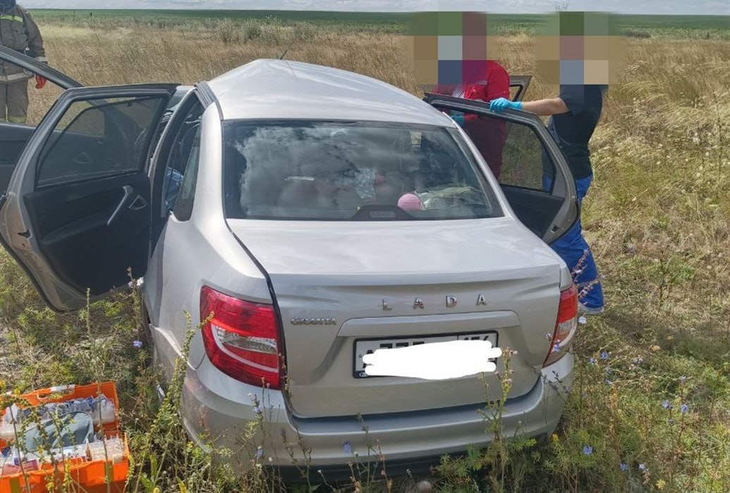 27 июля ребенок и четверо взрослых пострадали в аварии в Борском районе Самарской области Согласно оперативной информации, инцидент произошел в 13:30 на 27-м километре автомобильной дороги Борское — Таволжанка. Легковой автомобиль съехал в кювет. В результате происшествия травмы различной степени тяжести получили пять человек: четверо взрослых и один несовершеннолетний. ГКУ СО "Центр по делам ГО, ПБ и ЧС"