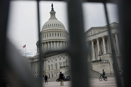 Китай ввел санкции против членов Конгресса США Китай вводит санкции против членов Конгресса США, а также американских чиновников и руководителей неправительственных организаций НПО , обвиненных во вмешательстве во внутренние дела КНР. Об этом сообщает газета South China Morning Post SCMP со ссылкой на заявление МИД КНР. «Правительство Китая приняло решение ввести санкции против членов Конгресса США, чиновников и руководителей НПО, которые некорректно вели себя в вопросах, связанных с Гонконгом. Любые противоправные действия американской стороны . .. будут встречены решительным ответом Китая и соответствующими контрмерами», — говорится в заявлении. Пресс-секретарь китайского МИД Го Цзякунь также отметил, что решение принято в ответ на санкции, введенные Соединенными Штатами против офисов центрального правительства Китая в Гонконге и шести должностных лиц административного района.