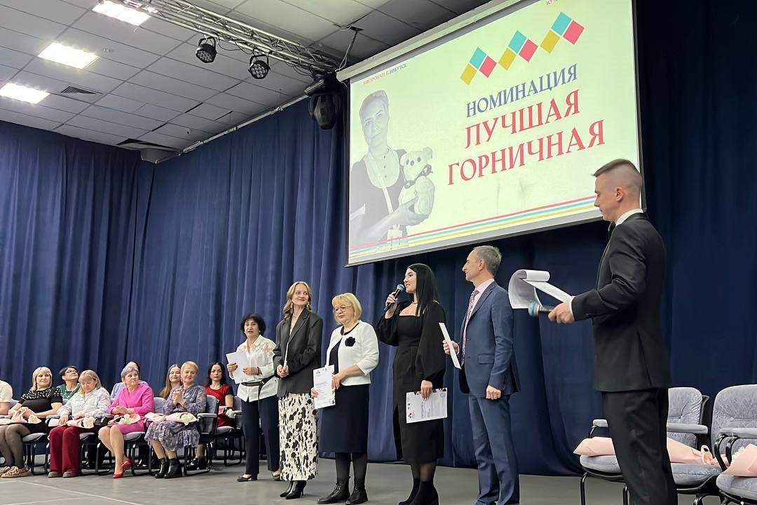 В Приангарье определили победителей X конкурса профессионального мастерства «Иркутское гостеприимство» Накануне в Иркутске прошла торжественная церемония награждения, участие в которой приняла участие руководитель агентства по туризму Иркутской области Евгения Найденова, а также отраслевые эксперты и представители бизнес-сообщества. «Из года в год конкурс подтверждает, что Иркутская область – это регион, где рождаются яркие идеи и работают настоящие профессионалы. Победители этого года задали новую планку для всей отрасли, которая должна стать примером качественного сервиса и взаимодействия между отраслевыми специалистами», – отметила Евгения Найденова. Победителем в номинации «Лучшая горничная» стала Ирина Воронова, в номинации «Лучший администратор гостиницы» – Валентина Кравчук, «Лучший официант» – Вероника Семочкина, в номинации «Лучший наставник» – Екатерина Маслова. Звание лучшей гостиничной команды получил NUUR hotel 4 . Подробная информация о победителях – на официальном портале Иркутской области.