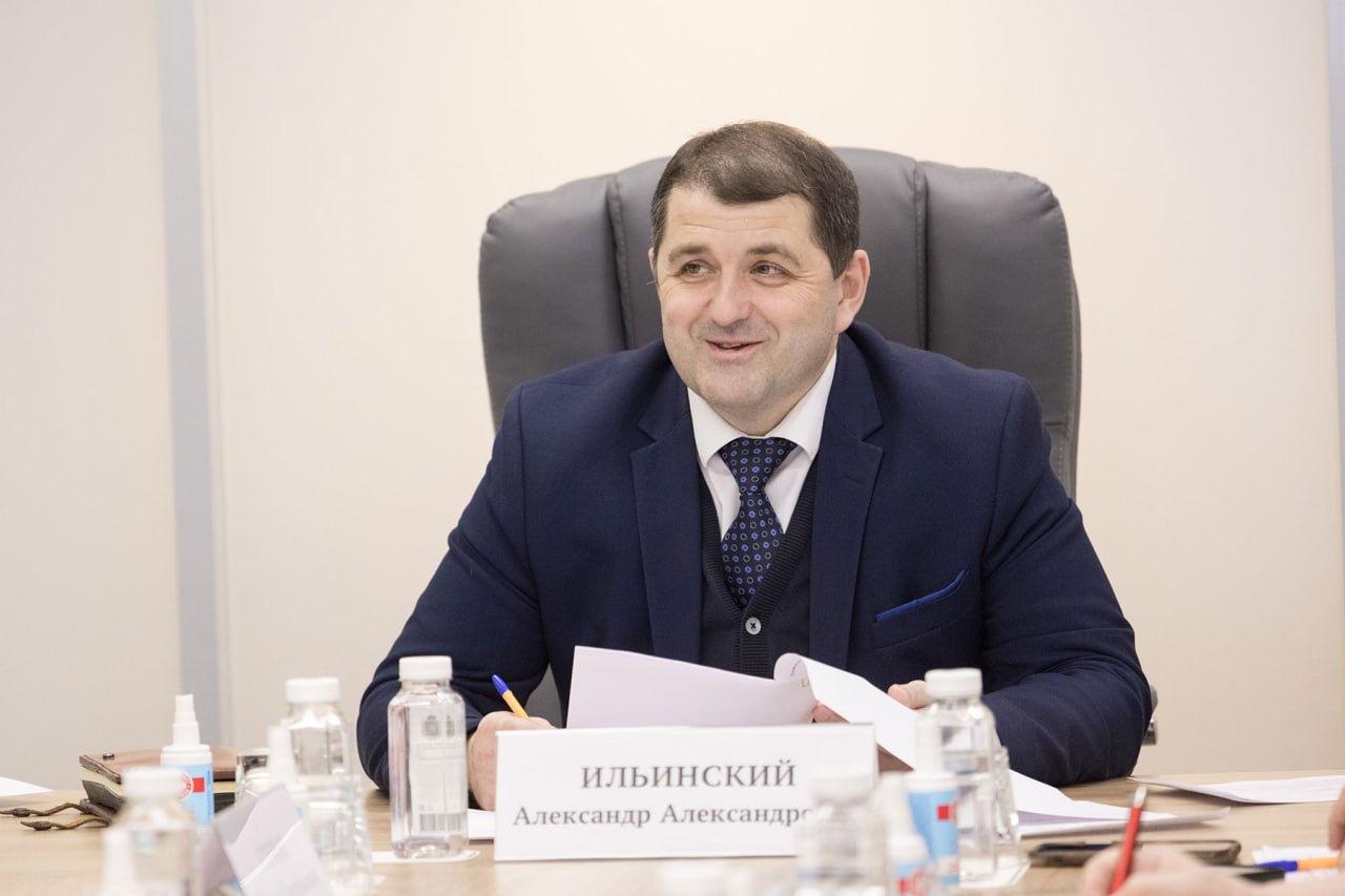 В Правительстве региона обсудили развитие малого и среднего предпринимательства в Тульской области 10 декабря в Правительстве Тульской области состоялось заседание Общественного совета при министерстве развития предпринимательства и торговли региона О развитии малого и среднего предпринимательства в регионе сообщил профильный министр Александр Ильинский Он отметил что за последние 5 лет общее количество субъектов МСП прирастает ежегодно в среднем на 1 В настоящее время в регионе осуществляет деятельность порядка 55 тысяч субъектов малого и среднего бизнеса Это на 4 3 выше уровня 2021 года Основные виды деятельности обрабатывающие производства оптовая и розничная торговля строительство транспортировка и хранение а также деятельность по операциям с недвижимым имуществом В Тульской области активно развивается институт самозанятых За последние 5 лет их численность выросла более чем в 4 5 раза и составляет более 100 тысяч человек Большое внимание уделяется развитию социального предпринимательства На сегодня функционируют 156 социальных предприятий Это на 59 больше уровня 2021 года В Центральном федеральном округе по численности социальных предприятий регион стабильно занимает третье место По поручению Губернатора Тульской области Дмитрия Вячеславовича Миляева и по нацпроекту Эффективная и конкурентная экономика министерством совместно с организациями инфраструктуры поддержки малого и среднего предпринимательства ведется системная работа по оказанию различных мер поддержки нашему бизнесу отметил Александр Ильинский Всего в настоящее время оказано более 6 7 тысяч услуг Из них наиболее востребованные консультационная и образовательная поддержка В регионе активно оказывается и финансовая поддержка Так с начала 2025 года Микрокредитной компанией Тульский областной фонд поддержки малого предпринимательствавыдано 240 займов на общую сумму 652 1 млн рублей а Тульским областным гарантийным фондом заключено 49 договоров поручительств на сумму 518 6 млн рублей что позволило привлечь 1 8 млрд рублей кредитных средств Александр Ильинский подчеркнул что министерство ежегодно проводит конкурсный отбор СМСП осуществляющих деятельность в сфере сельского хозяйства и промышленности на возмещение первого взноса по договору лизинга Кроме того для представителей малого и среднего бизнеса в Тульской области действует 23 налоговые льготы 15 из них применяются в рамках УСН Наиболее востребованной является применение пониженных налоговых ставок по УСН для СМСП осуществляющих приоритетные виды экономической деятельности сельское хозяйство разработка компьютерного программного обеспечения обрабатывающие производства строительство научные исследования и разработки и другие Вместе с тем с 1 января этого года социальные предприятия также могут воспользоваться правом применения пониженной налоговой ставки вне зависимости от осуществляемого вида экономической деятельности доходы 1 доходы расходы 5 Министр также сообщил что с 1 января 2026 года будет изменена политика установления пониженных налоговых ставок при применении УСН Она будет осуществляться в соответствии с установленными Правительством РФ критериями и видами экономической деятельности В настоящее время перечень видов экономической деятельности и критериев для налогоплательщиков в отношении которых могут применяться пониженные налоговые ставки при применении УСН Правительством РФ не утвержден Министерство держит решение этого вопроса на контроле Решения принятые на федеральном уровне мы сразу же доведем до наших предпринимателей отметил Александр Ильинский Участники заседания также обсудили планы работы Общественного совета при министерстве развития предпринимательства и торговли Тульской области на 2026 год