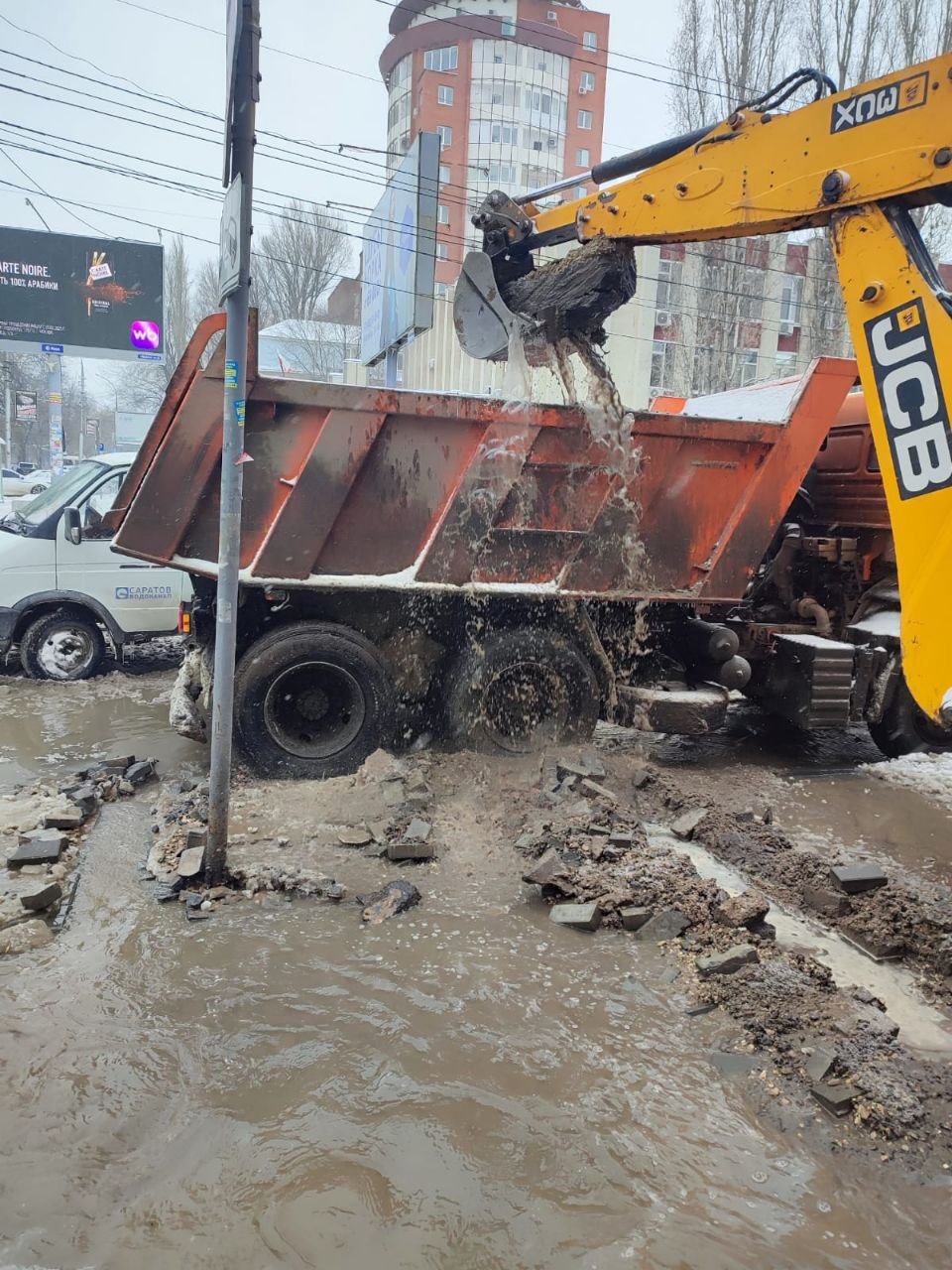 Жители домов в центре Саратова остались без воды  Из-за работ на водопроводе по улице Зарубина ограничена подача воды в дома по улицам:  - Зарубина от М. Горького до Университетской;  - Смурский переулок;  - Симбирская от Зарубина до Кутякова;  - Чапаева от Б. Горной до Б. Казачей; - М. Горького от Зарубина до Б. Казачей.    Завершить ремонт планируют к 08:00 24 февраля 2025 года.    Подвоз воды осуществляется по заявкам, сообщает "Саратовводоканал".     Прислать новость