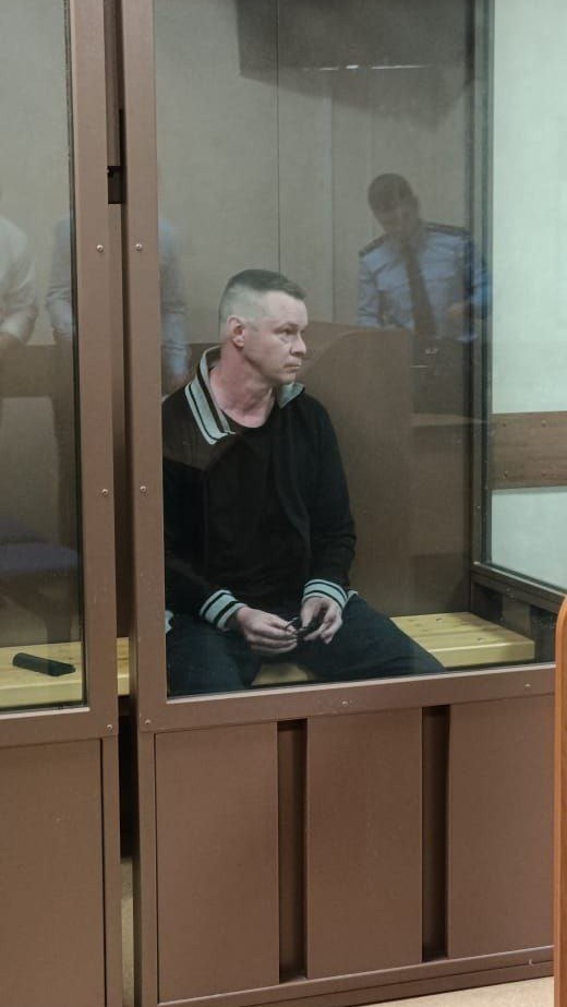 Рязанский журналист Михаил Комаров обвиняется в вымогательстве Следствие и прокуратура вышли в суд с ходатайством об аресте Комарова, но защите обвиняемого удалось перенести заседание. В суде выяснились некоторые подробности. Комаров, который руководит изданием «Своя колокольня», а также, предположительно, телеграм-каналами «Усы Зызина», «Усы Куракиной», «аТипичная Рязань», «Неприличная Рязань», вымогал деньги у рязанского адвоката Алексея Чайковского. В общей сложности – 300 тыс. руб. за отказ от публикации негативных статей о нём. Чайковский сделал платёж в размере 100 тыс. руб., но сотрудничество с Комаровым не заладилось, и адвокат обратился, куда следует. Комаров вину отрицает. Защита указала, что задержание произошло сегодня ночью, и попросила продлить срок задержания обвиняемого на 72 часа, чтобы ознакомиться с делом. Суд согласился на 48 часов. К вопросу о мере пресечения вернутся 24 июля.