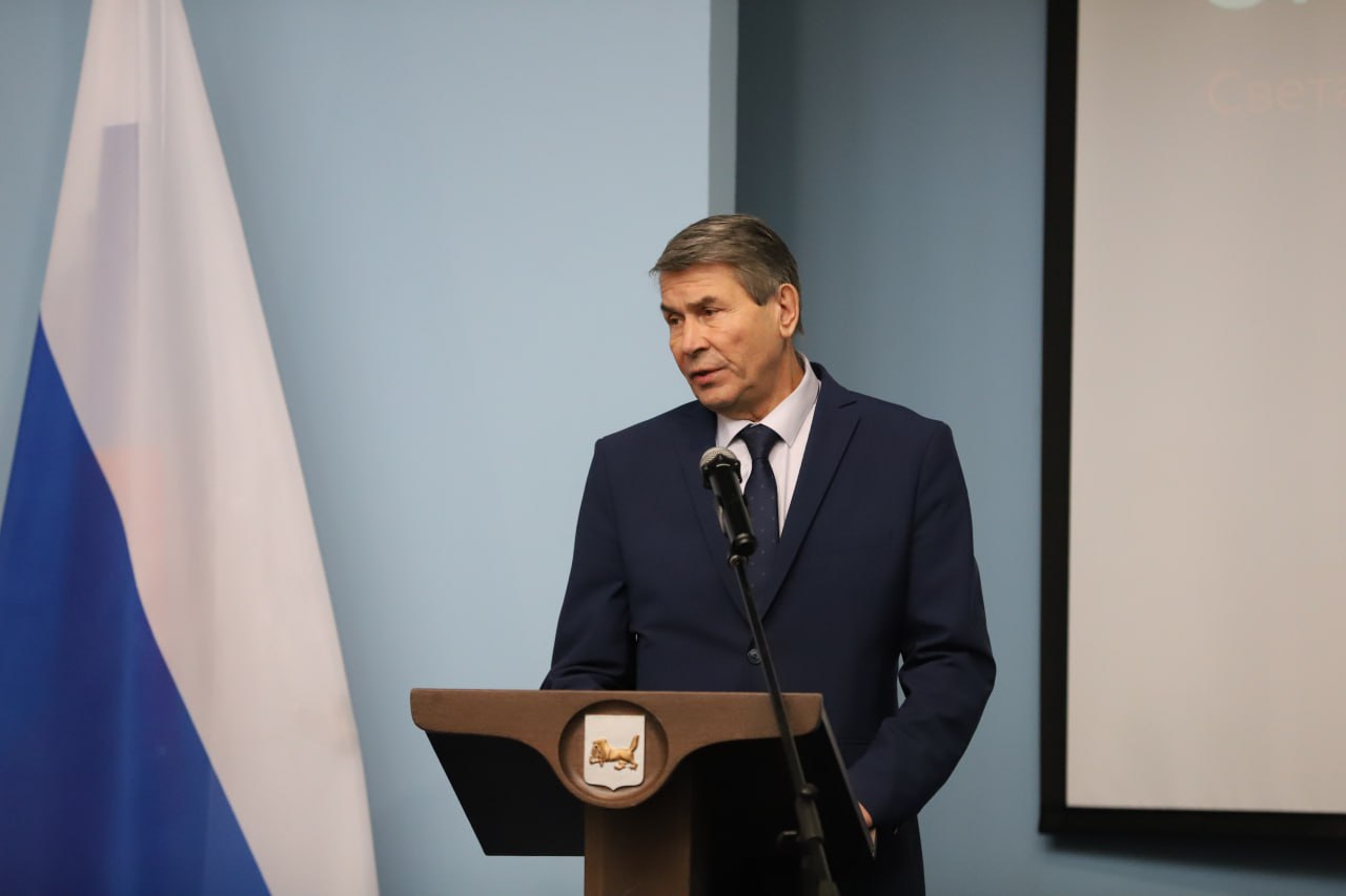 В Иркутске торжественно наградили строителей теплового луча на улице Баррикад   Проект теплового луча в исторической части Иркутска является крупнейшей инфраструктурной стройкой за последние 50 лет Его реализация даст новые возможности для развития города появятся социальные объекты и современные жилые микрорайоны в сумме почти 1 миллион квадратных метров комфортного пространства для иркутян Вместе мы работаем над тем что обеспечить комфорт нашим горожанам стабильность системы жизнедеятельности всего Иркутска на десятилетия вперед занимаемся развитием областного центра Пример тому тепловой луч Это колоссальный проект который мы воплотили несмотря на все сложности Фактически он кардинально модернизирует инфраструктуру теплоснабжения города Уже сейчас при переключении нам удалось закрыть 7 неэффективных котельных Сегодня нам необходим второй теплоисточник либо система которая его заменит подчеркнул мэр Руслан Болотов   Глава города также поздравил всех работников сферы с Днем энергетика пожелав крепкого здоровья сил благополучия и успехов в ответственной работе по обеспечению города теплом и энергией Подписывайтесь на канал администрации Иркутска в MAX