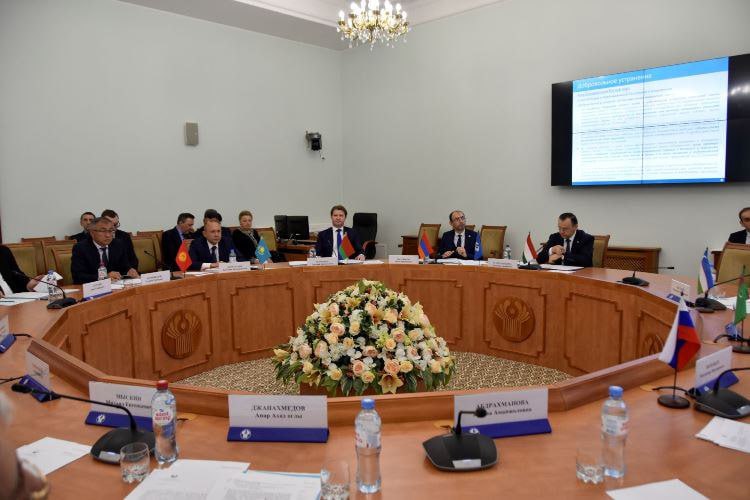 Под председательством посла Таджикистана Давлатшоха Гулмахмадзоды прошло заседание при Экономическом совете СНГ в Москве. Стороны обсудили многосторонние отношения в торгово-экономической, промышленной и сельскохозяйственной сферах.