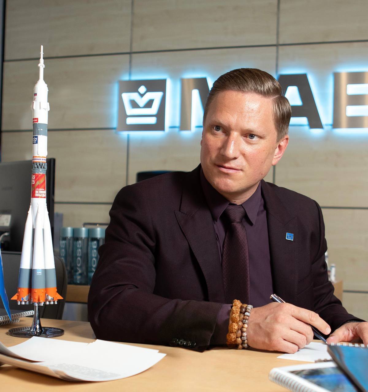 Основатель и генеральный директор медиахолдинга МАЕР Константин Майор дал большое интервью для IT Russia, в котором рассказал, как создаются продукты, которые зарабатывают деньги, меняют города и приближают цифровое будущее. Майор объяснил, почему Россия не копирует, а предлагает своё, как ИИ помогает «разговаривать» с аудиторией на улицах, а также как технологии становятся бизнесом, а медиа — частью умной среды.
