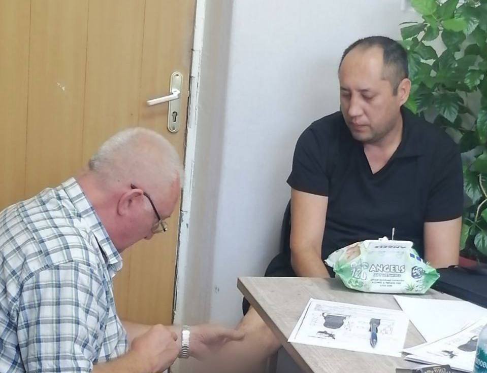 В Калмыкии ветеранов СВО обеспечат спортивными протезами Четверо ветеранов специальной военной операции из Калмыкии получат современные спортивные протезы На базе Сарпинского пункта регионального филиала фонда Защитники Отечества прошел выездной осмотр который провел заведующий протезно ортопедическим отделом Волгоградского филиала Московского протезно ортопедического предприятия Владимир Науменко Специалист выполнил замеры для будущих протезов Для каждого участника составляется индивидуальное техническое задание с учетом возраста веса состояния ноги и уровня физической активности Фонд Защитники Отечества обеспечивает ветеранов с тяжелыми увечьями современными протезами в том числе предназначенными для спорта и активного образа жизни В Калмыкии такие изделия уже получили двое защитников Один из них Алексей который после тяжелого ранения прошел протезирование в Центральном НИИ травматологии и ортопедии им Н Н Приорова Спортивный протез оказался очень комфортным С ним легче передвигаться появилась возможность заниматься спортом гулять Большое спасибо фонду за поддержку Хочу сказать ребятам которые получили ранения обращайтесь там действительно помогут   РИАКалмыкия РеспубликаКалмыкия БуддизмКалмыкии2025