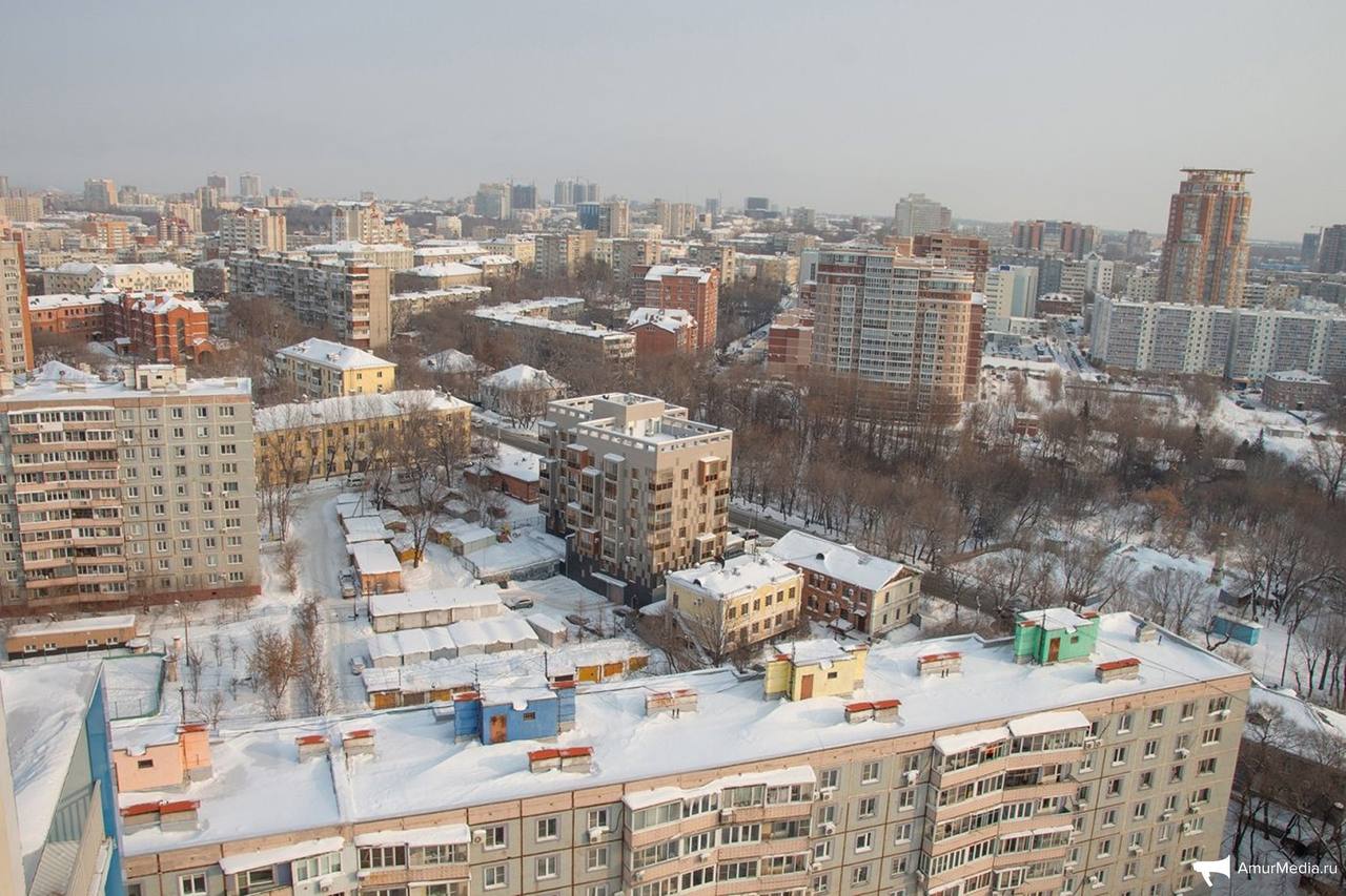 Благодаря льготной ипотеке жильё для дальневосточников дешевле на 20 Программа льготной Дальневосточной и арктической ипотеки будет продолжена Об этом заявил вице премьер полпред президента в ДФО Юрий Трутнев по итогам январских слушаний в Москве Он отметил что благодаря этой мере средняя стоимость жилья на Дальнем Востоке сейчас на 21 ниже чем в центральной России Программой уже воспользовались 49 тысяч семей Реализация программы также стимулировала рост жилищного строительства в округе По словам Трутнева его темпы примерно в 1 5 раза превышают среднероссийские показатели Например Хабаровский край по итогам 2025 года ввёл 570 тыс кв метров жилья превысив план В этом регионе заключено уже более 24 тысяч кредитных договоров по льготной программе регион   AmurMedia Написать нам AmurMedia в Дзен