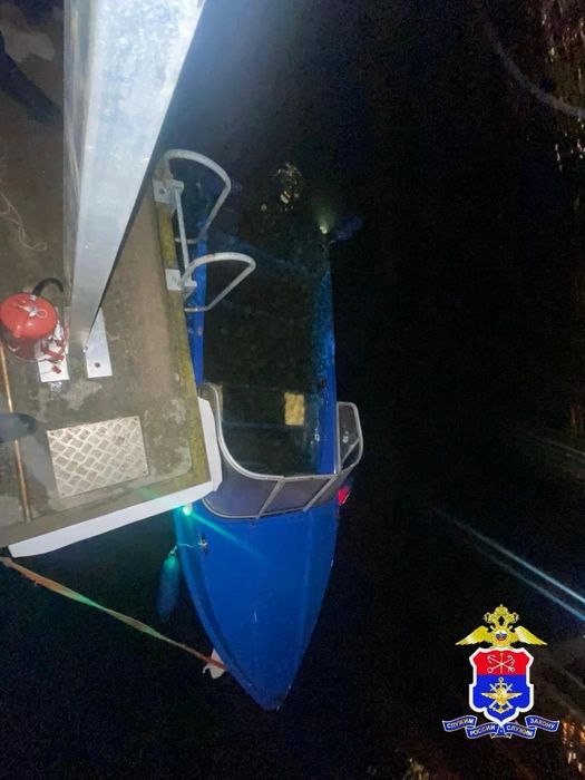 Ночью у Лазаревского моста судно напоролось на бревно пострадали люди Инцидент произошёл в акватории Малой Невки между Большим Крестовским и Лазаревским мостами маломерное судно типа Афалина начало тонуть после навала на бревно Треюёх человек с катера госпитализировали Северо Западная транспортная прокуратура организовала проверку GradSPb Места СПб TodaySPb Новости СПб