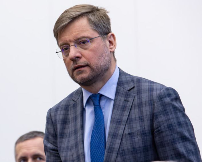 Председателем правительства Красноярского края будет если не случится какого то форс мажора Алексей Медведев Его кандидатуру губернатор Михаил Котюков назвал в телевизионном интервью Вестям В понедельник 29 декабря на сессии Заксобрания депутаты должны утвердить Медведева в новой должности Алексей Медведев один из давних соратников Михаила Котюкова Он тоже окончил экономический факультет Красноярского госуниверситета Работал в администрации Красноярского края руководил краевой лабораторией Центра стратегических разработок был министром экономики правительства Московской области заместителем руководителя Федерального агентства научных организаций министра науки и высшего образования РФ и генерального директора Российского научного фонда С января 2024 года заместитель председателя правительства Красноярского края