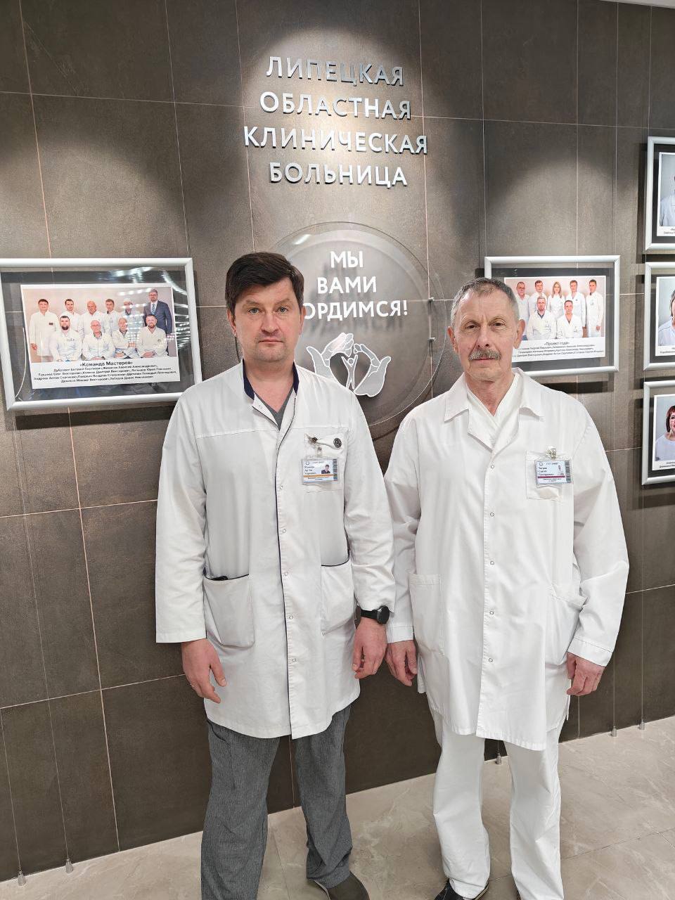 Команда хирургов Липецкого областного клинического центра удалила опухоль весом 10 килограммов В ЛОКБ обратилась 39 летняя женщина с гигантской опухолью яичника Новообразование заняло почти всю брюшную полость сдавило внутренние органы и создало реальную угрозу жизни На прошлой неделе была проведена сложнейшая операция Блестяще Успешно Сегодня пациентка уже переведена из реанимации в отделение и готовится к выписке Отдельные слова восхищения и благодарности оперировавшим Мешкову Артёму Юрьевичу заведующему отделением гинекологии Чигрину Сергею Григорьевичу заместителю главного врача по хирургии Ваш профессионализм хладнокровие и золотые руки вернули человеку здоровье и жизнь Низкий поклон за ваш труд