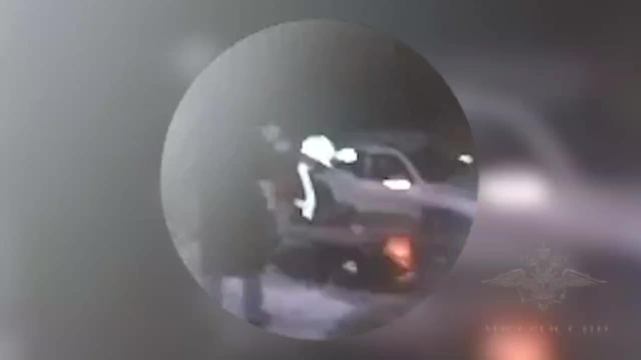 Волгоградские полицейские спасли людей из автомобиля, провалившегося под лед