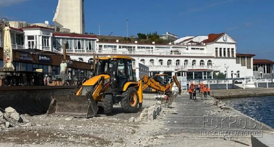 Восстановить пляж «Хрустальный» в Севастополе обещают уже в декабре  От брусчатки в качестве покрытия волевым решением отказались.  "Благодаря выделению федеральной субсидии, мы положим качественное долговечное, устойчивое покрытие. Это будет декоративно обработанный бетон», — рассказал губернатор Михаил Развожаев.  Подрядчик, в свою очередь, пообещал, что хорошо сделанные железобетонные плиты прослужат весь свой срок службы — свыше 20 лет.    ForPost