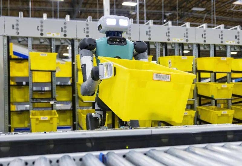 Toyota впервые запустила семь человекоподобных роботов Digit в постоянную работу на заводе Они разгружают комплектующие и ускоряют сборку RAV4 показывая как роботы постепенно становятся частью автопроизводства