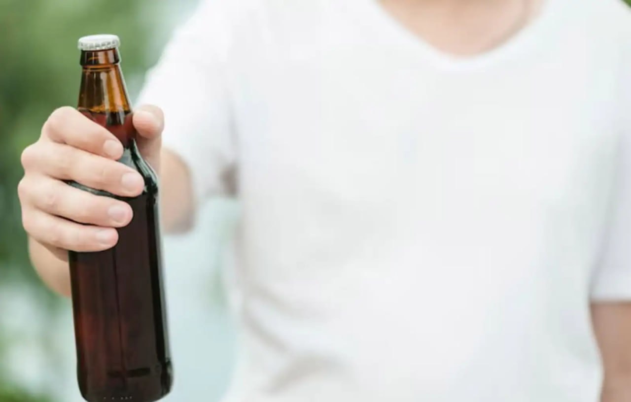 Российские общественники обвиняют пиво в том что под его воздействием мужчины изменяют сексуальную ориентацию а женщины идут на панель Насколько справедливы их выпады в адрес пенного напитка с Ридусом разбиралась диетолог Дарья Русакова На данный момент нет научно обоснованных данных подтверждающих данные гипотезы Тем не менее злоупотребление пивом действительно может негативно сказаться на гормональном фоне и здоровье в целом Для мужчин возможно снижение либидо нарушение эрекции из за повышения уровня эстрогенов и снижения уровня тестостерона а также ухудшение качества и подвижности сперматозоидов снижение репродуктивной функции сказала Русакова Ридусу www ridus ru n 751400 ridusnews