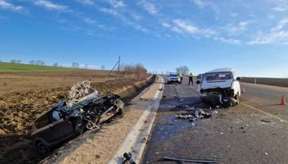 Дорожное происшествие в районе Сорока: водителю стало плохо за рулем  Мужчина 65 лет спровоцировал дорожно-транспортное происшествие в районе Сорока после того, как ему стало плохо во время вождения. Инцидент произошел 8 января около 12:50 на трассе Сорока-Отачи, вблизи населенного пункта Шептилиц.  Водитель автомобиля марки KIA выехал на встречную полосу и столкнулся лоб в лоб с автомобилем марки Volkswagen, которым управлял 62-летний мужчина, соблюдавший правила дорожного движения. В результате удара автомобиль KIA был выброшен за пределы проезжей части.  Водителя автомобиля KIA доставили в больницу для оказания необходимой медицинской помощи, тогда как водитель Volkswagen не нуждался в медицинской помощи. Полиция продолжает расследование для установления всех обстоятельств происшествия.