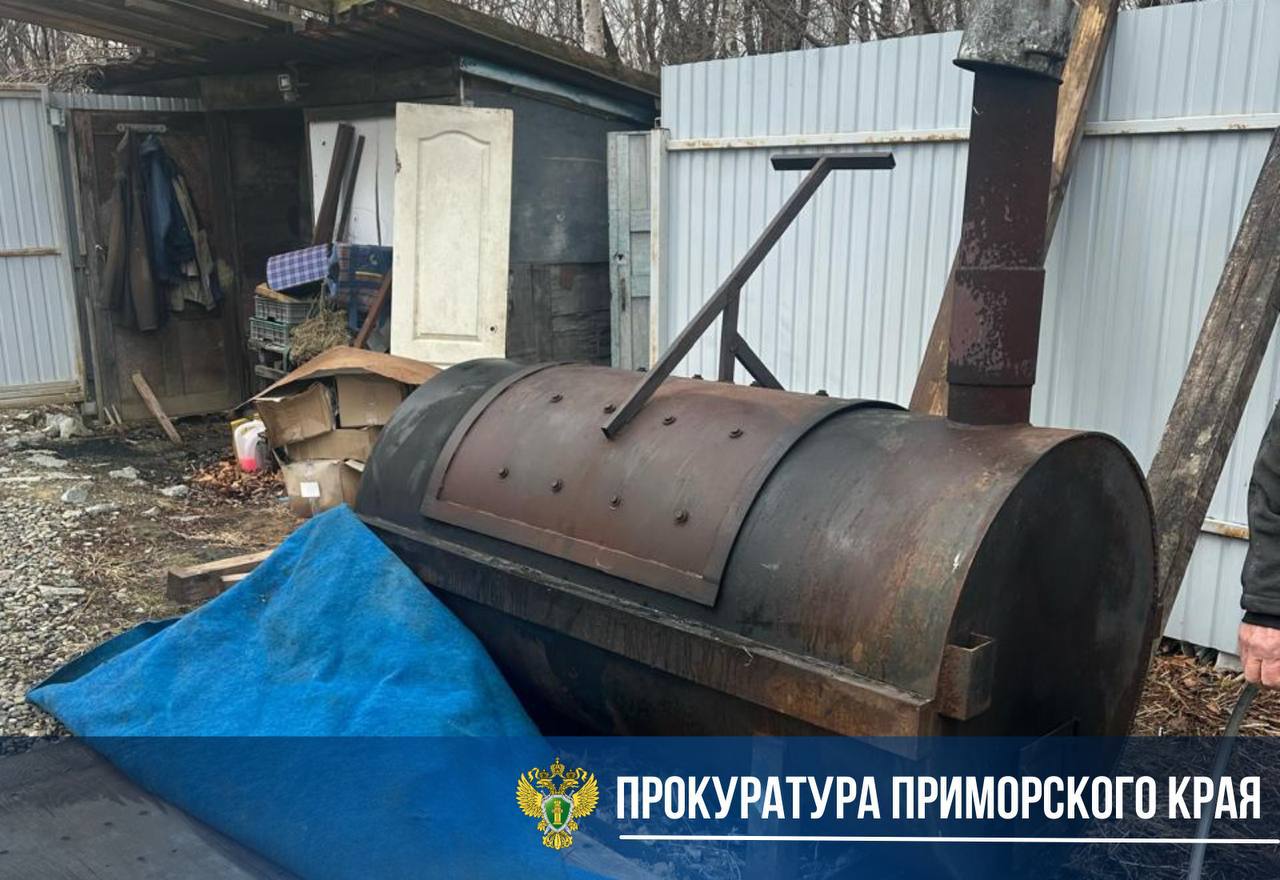 Прокуратура выявила ряд нарушений в деятельности организации, осуществляющей кремацию животных Поводом для проверки послужили публикации в средствах массовой информации об уклонении «Ковчега» от кремации животных при условии полной оплаты заказчиками, а также о систематическом использовании крематория на территории садового некоммерческого товарищества в Надеждинском районе. После огласки в СМИ организация вывезла с участка оборудование и произвела уборку территории. Кроме того, «Ковчег» прекратил свою деятельность, пройдя процедуру ликвидации. Однако результаты прокурорской проверки не позволили уклониться от ответственности. Надзорным ведомством получены фото и видеоматериалы, объяснения собственников земельных участков в СНТ, а также владельцев животных. Нарушения ветеринарных правил обращения с отходами животноводства, а также требований о целевом использовании земельного участка послужили основанием для возбуждения дел об административных правонарушениях по ч. 1 ст. 8.8, ч. 3 ст. 10.8 КоАП РФ в отношении собственника земельного участка и бывшего генерального директора АНО «Ковчег». Кроме того, по факту взимания с собственников животных платы за кремацию без намерения реального исполнения обязательств следственным органом возбуждено уголовное дело по ч. 2 ст. 159 УК РФ мошенничество . Ход и результаты его расследования поставлены на контроль.