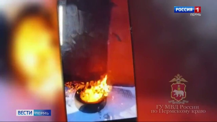 В Мотовилихе задержан подозреваемый в поджоге жилого дома   vesti perm ru publications 779f1458 42b1 46c7 af5e 9a1da3045670 В Мотовилихе задержали подозреваемого в поджоге жилого дома на улице Висимская Сообщение о пожаре в многоквартирном деревянном доме поступило в полицию Мотовилихинского района Перми На место выехала следственная оперативная группа огонь успел частично повредить строение но никто из жильцов не пострадал Полицейские изучили записи с камер видеонаблюдения опросили свидетелей и установили что причиной возгорания стал умышленный поджог этот вывод подтвердили и эксперты Сотрудники уголовного розыска быстро вышли на подозреваемого Им оказался 24 летний житель Перми который не смог объяснить мотивы своего поступка По факту поджога возбуждено уголовное дело Молодой человек заключён под стражу ему может грозить до пяти лет лишения свободы Вести Пермь в MAX   max ru vestipermtv