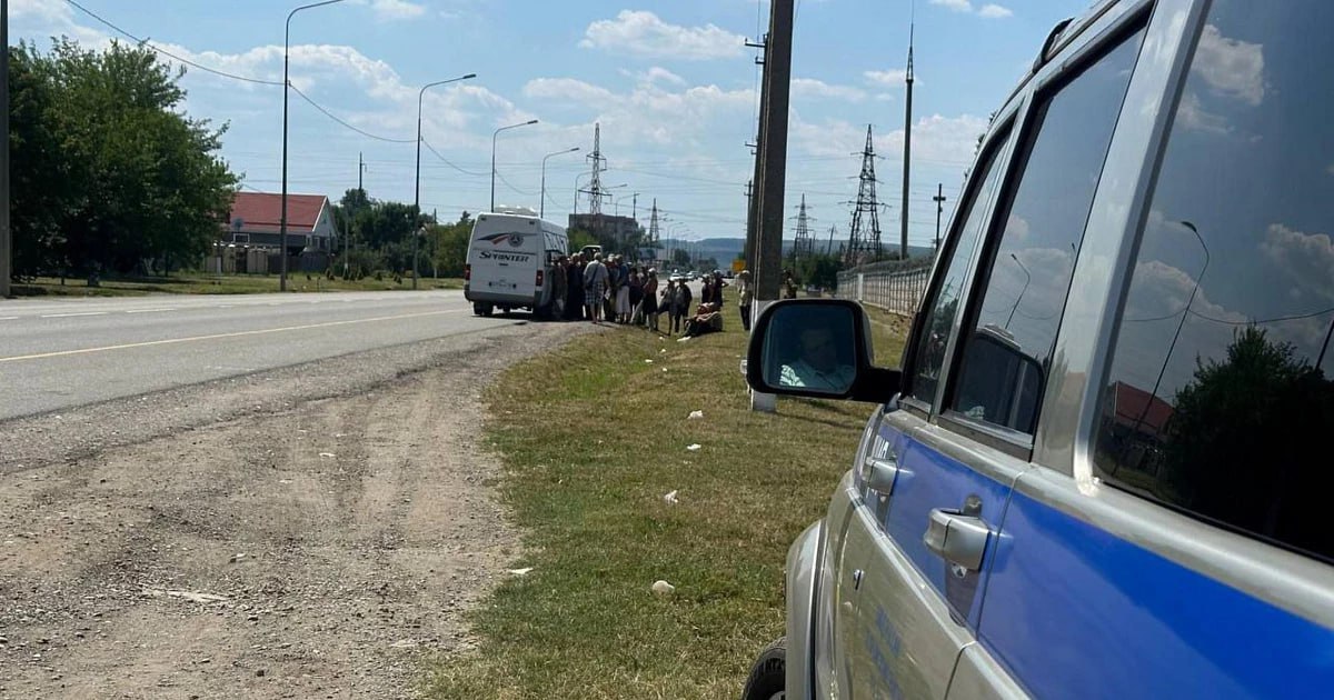 Водитель перевозил пассажиров на табуретках на Кубани Сотрудники ГИБДД на трассе «Краснодар — Верхнебаканский», остановили микроавтобус «Мерседес». В ходе проверки выяснилось, что водитель грубо нарушил правила безопасности и перевозил 30 пассажиров, хотя в салоне было только 19 посадочных мест. В результате работники сельскохозяйственной сферы были вынуждены добираться до места работы, сидя на полу и дополнительных табуретах. Госавтоинспекция Кубани Связь с редакцией: Подписаться на «Утренний Юг»