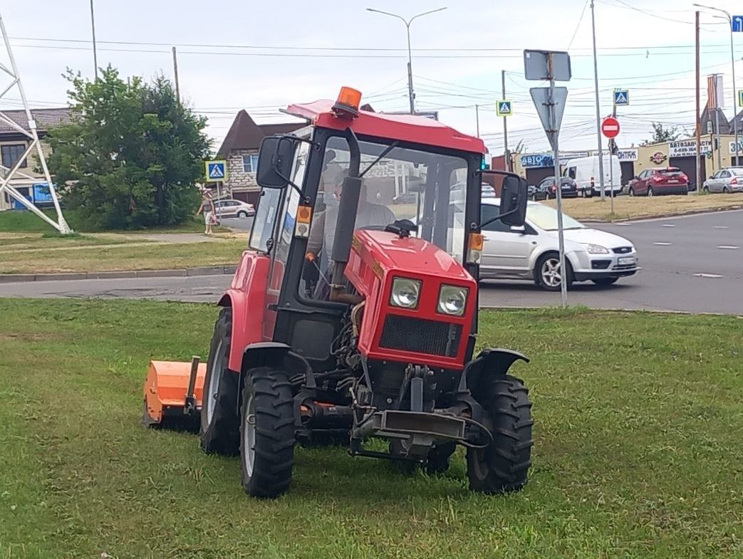 В городе ведётся покос травы. Подрядные организации убирают растительность вдоль дорог, чтобы не мешать обзору водителей. Специалисты срезают высокую траву с помощью тракторов и ручных косилок. Это обеспечивает безопасность всех участников движения. Работы ведутся на улицах 2-й Новоселовке, Пост Кривец, Малых, Полевой, Кривецком переулке, Дзержинского, Пучковке и на проспекте В. Клыкова. Также покос травы проходит на других улицах.