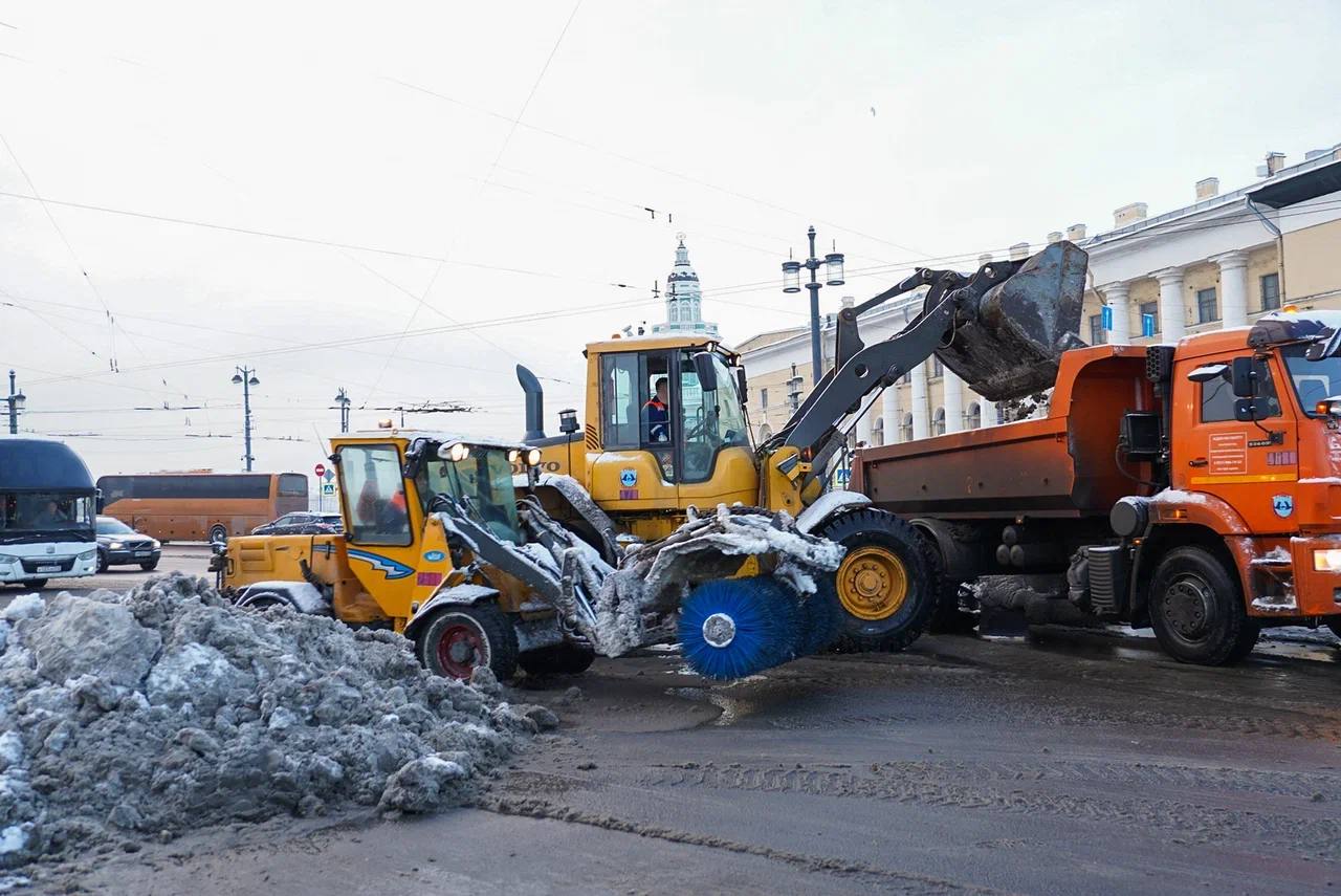 Петербургская снежная зима  По прогнозу синоптиков в ближайшие два дня снег все ещё будет идти, но в меньшем количестве. Сейчас высота снежного покрова в городе достигает 14 см, в ночь выпало порядка 3 см. Отмечу, что с начала зимнего периода выпало уже почти 71 см снега.  Коммунальные службы продолжают расчистку машистралей и вывоз снежных масс на снегоплавильные пункты. За сутки с городских улиц вывезено 22 тыс.м3 снега. Сегодня город убирает 910 единиц техники и 941 работник ручного труда.   С начала зимы снегоплавильные и снегоприемные пункты города  приняли более 539 тыс.м3 снега — это более 25 000 грузовых автомобилей. На сегодняшний день утилизировано порядка 345 тыс.м3 снежных масс.   «За последние годы в Петербурге отработана система уборки улиц, вывоза и утилизации снега. Ведется постоянный учет объема снежных масс, которые поступают на специальные городские сооружения. Статистические данные прошлых сезонов помогают выстроить логистику работы уборочной техники и грузовых автомобилей, а также распределить нагрузку на снегоприемные и снегоплавильные пункты. Благодаря такой системе мы поддерживаем порядок на дорогах, сохраняем экологическую составляющую комфортной и безопасной городской среды, а это один из десяти приоритетов для Санкт-Петербурга», - подчеркнул губернатор Александр Дмитриевич Беглов.   В городе круглосуточно работают 11 стационарных снегоплавильных пунктов и 7 стационарных инженерно-оборудованных снегоприемных пунктов. Общая производительность всех объектов составляет 101 500 кубометров в сутки.