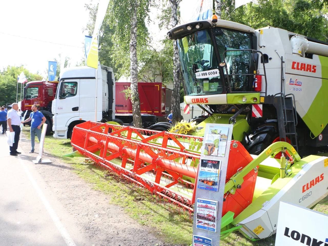 Губернатор Хоценко открыл в городе ежегодную сельскохозяйственную выставку «АгроОмск». Сегодня в Омске на территории парка на Королева открылась ежегодная сибирская агротехническая выставка-ярмарка «АгроОмск». В 2025 году она проходит под девизом «Люди — главный потенциал Омской области» и собрала 300 предприятий и компаний из разных сфер АПК. Открыл ежегодный сельскохозяйственный форум губернатор Виталий Хоценко. Вместе с председателем Заксобрания Александром Артемовым и другими гостями глава региона прогулялся по выставочной экспозиции и познакомился с представленными производителями экспонатами. По словам Хоценко, Омская область — все еще регион-кормилец, который уверенно наращивает объемы производства, а агропромышленный комплекс демонстрирует только стабильные темпы роста. «Сегодня мы еще больше наращиваем объемы продукции, как сельскохозяйственной, так и пищевой, перерабатывающей, производим все новые виды изделий, двигаемся вперед, развивая и осваивая новые направления. Конечно, это все было бы невозможно без человека труда, омича-труженика, без его каждодневной работы», — отметил губернатор. 23 июля на церемонии открытия «АгроОмска» наградили лучших представителей отрасли из Омской области. У омичей и гостей будет возможность посетить выставку до 27 июля включительно. Все пять дней здесь будут показывать новинки сельскохозяйственной техники, племенное животноводство, продукцию перерабатывающей промышленности. В программе предусмотрено много интересного — Дни животноводства, полеводства и аграрного финансиста, демонстрация техники на опытных полях, интерактивные площадки, дегустации сгущенки и других вкусных региональных продуктов. Написать в редакцию можно здесь.