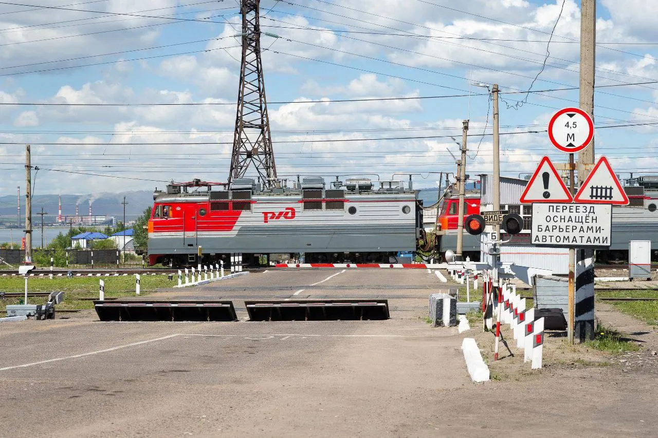 В Иркутской области транспортной прокуратурой приняты меры к устранению нарушений закона на железнодорожных переездах Тайшетской транспортной прокуратурой при проведении проверки установлено что 8 железнодорожных переездов не в полной мере соответствуют требованиям безопасности отсутствуют направляющие столбики знаки дорожная разметка В целях устранения нарушений закона прокурором внесены представления руководителям структурных подразделений ОАО РЖД По результатам их рассмотрения разработан комплекс мер по приведению железнодорожных переездов в надлежащее состояние По постановлению прокурора 7 виновных должностных лиц привлечены к административной ответственности по ч 6 ст 11 1 КоАП РФ им назначены наказания в виде предупреждения и штрафов